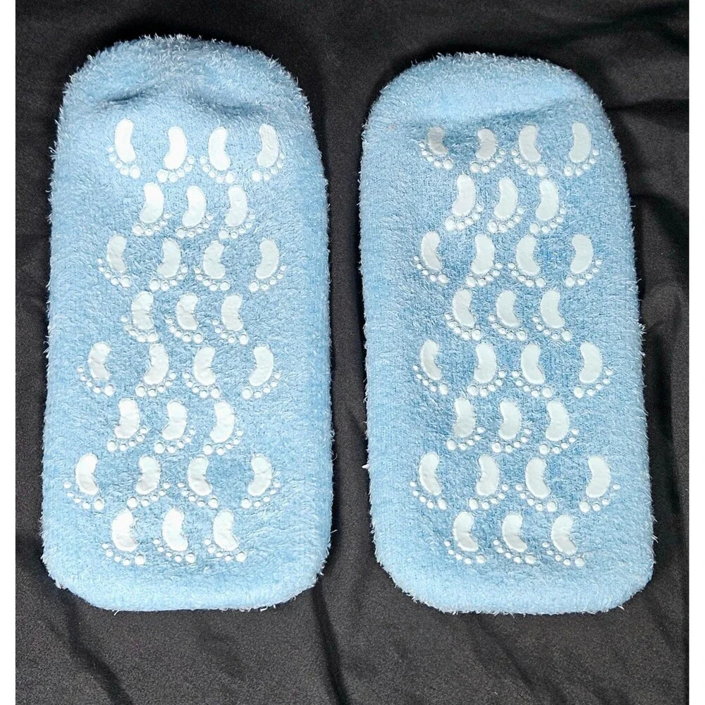 NWT Moisturizing Infused Gel Socks. One size.
